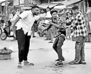 పట్టపగలే రోడ్డు పై స్నేహితుడిని హతమార్చిన తోటి స్నేహితులు