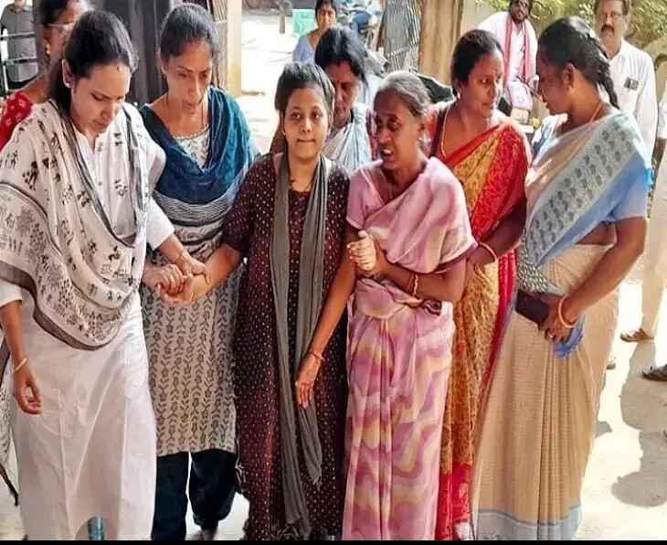 Latest News: AP: రెండేళ్లుగా బాలికను బంధించిన తల్లి