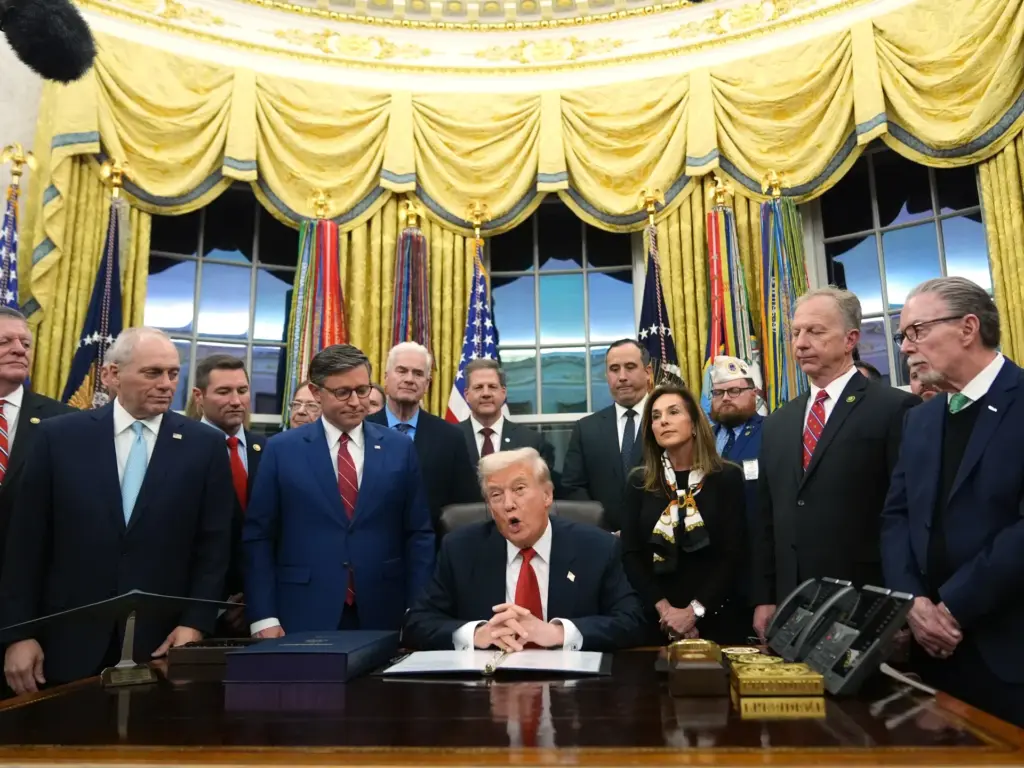 Telugu News: USA: హమ్మయ్య ముగిసిన షట్ డౌన్.. బిల్లుపై ట్రంప్ సంతకం