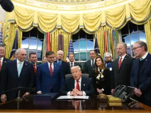 హమ్మయ్య ముగిసిన షట్ డౌన్.. బిల్లుపై ట్రంప్ సంతకం