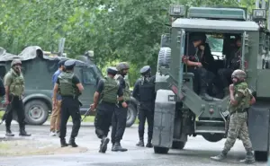 జమ్మూకాశ్మీర్ లో ఉగ్రవాదుల చుట్టుముట్టిన భద్రతా దళాలు