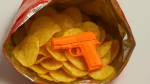 చిప్స్ ప్యాకెట్ లో ఉన్న బొమ్మను మింగేసిన బాలుడు.. పరుగులు తీసిన పేరెంట్స్