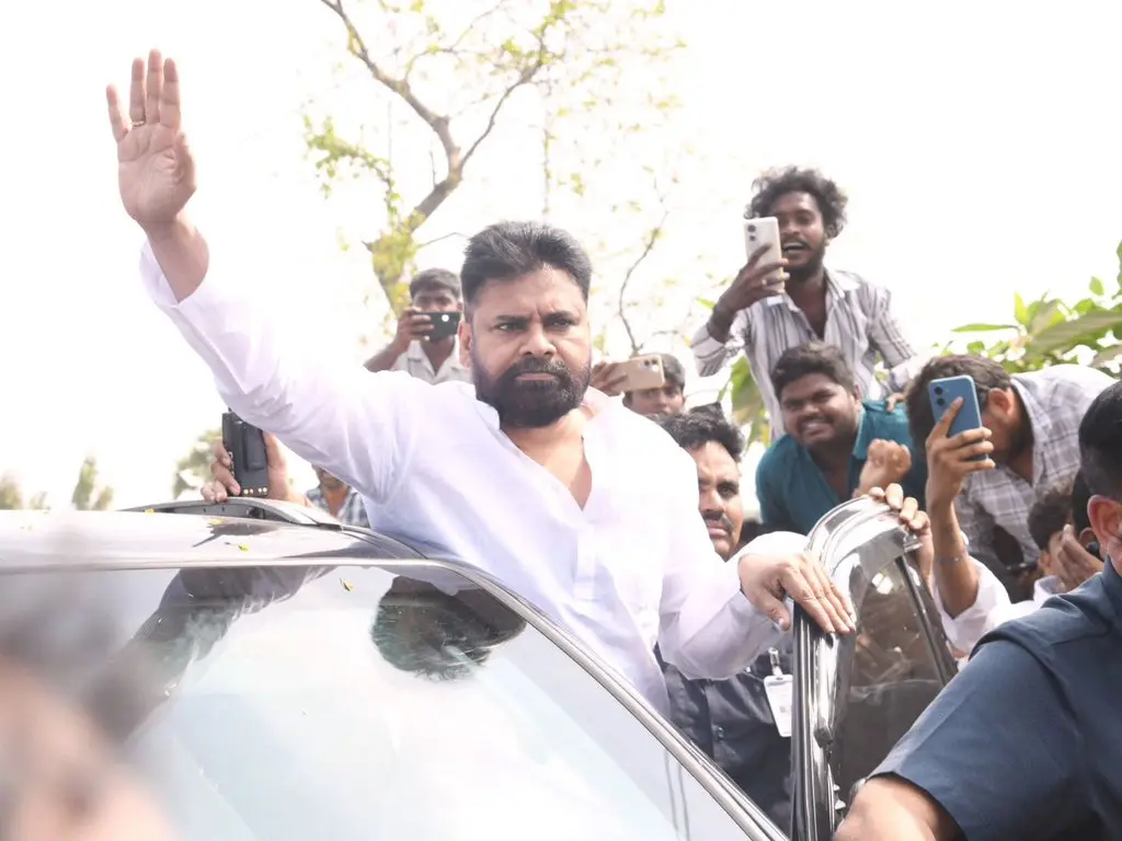 Pawan Kalyan: ఏలూరు జిల్లాలో లక్ష్మీనరసింహస్వామి ఆలయాన్ని సందర్శించిన పవన్ కల్యాణ్