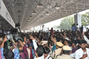 బేగంపేట ఎయిర్ పోర్టుకు చేరుకున్న జగన్