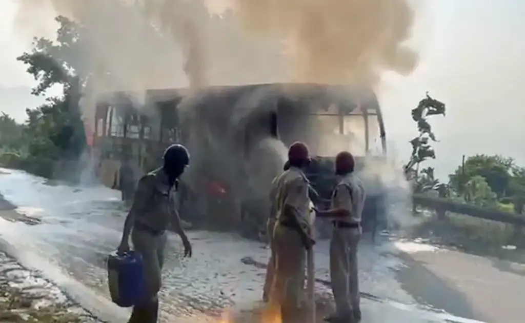 AP Accident: ఏపీలో ఆర్టీసీ బస్సు దగ్ధం.. 