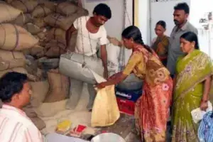 రేషన్‌షాపులను విలేజ్ మాల్స్‌గా మార్చేందుకు ప్రభుత్వం కసరత్తు