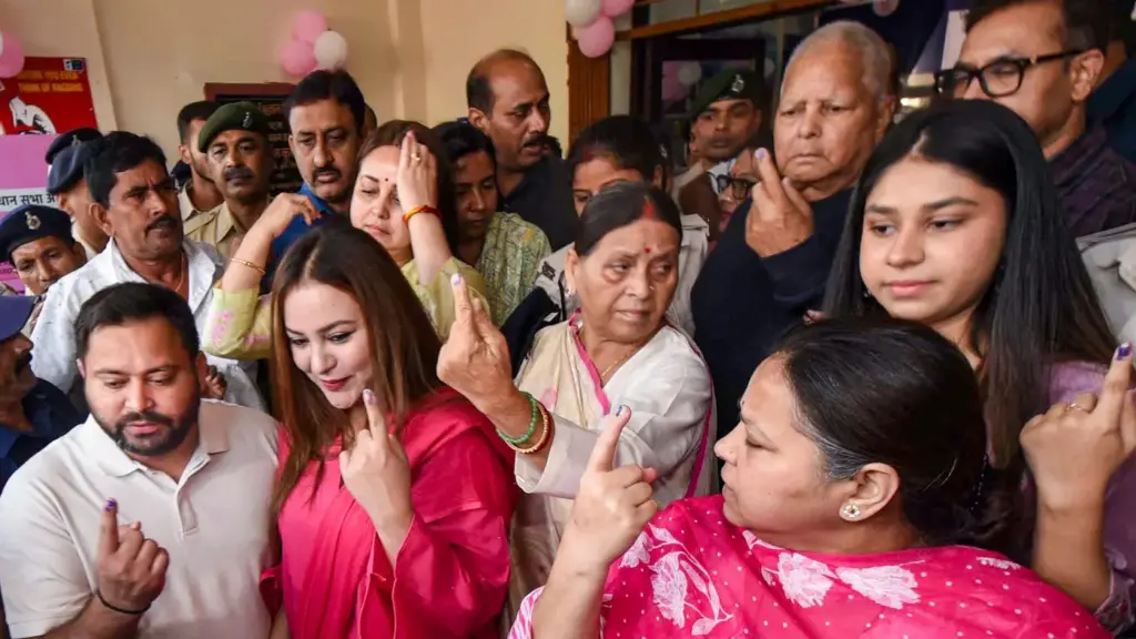 Latest News: Bihar Elections 2025: ఓటు హక్కును వినియోగించుకున్న లాలు కుటుంబం