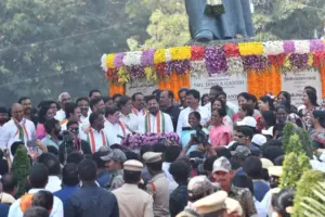 మహిళలకు చీరల పంపిణీ చేసిన సీఎం రేవంత్