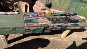 డాక్టర్లుగా మారిన టెర్రరిస్టులు..బాంబులు  తుపాకులు స్వాధీనం