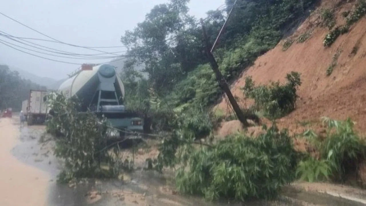 బస్సు పై కొండచరియలు విరిగిపడి ఆరుగురు దుర్మరణం