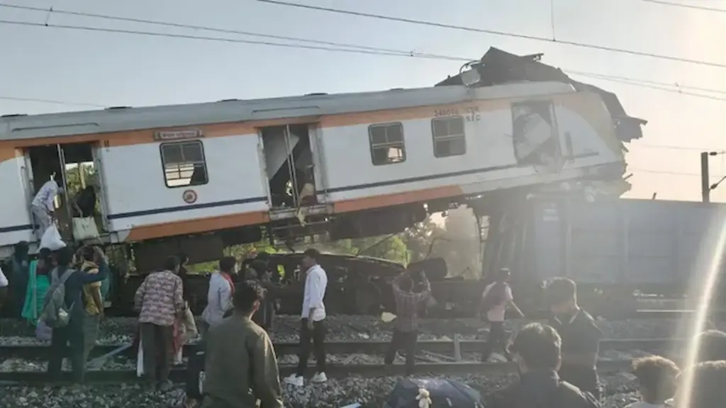 Chhattisgarh: గూడ్స్ రైలును ఢీకొట్టిన రైలు... ఆరుగురి మృతి!