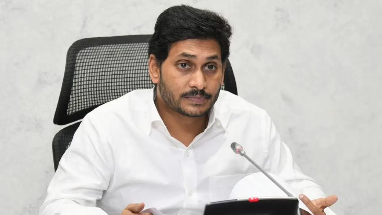 AP: రైతుల పరిస్థితి దారుణంగా ఉందంటూ చంద్రబాబు పై జగన్ తీవ్ర వ్యాఖ్యలు