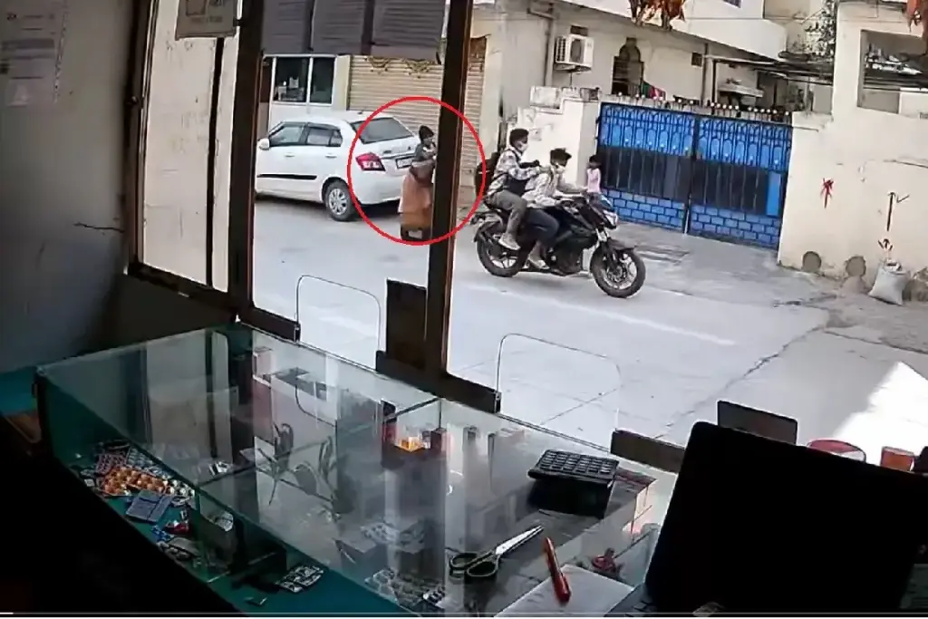 News Telugu: Shamirpet: పట్టపగలే చైన్‌ స్నాచింగ్.. వీడియో వైరల్!