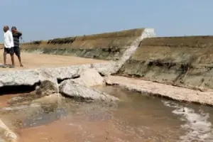 ఇసుక కోసం డ్యామ్ నే కూల్చిన ఘనులు