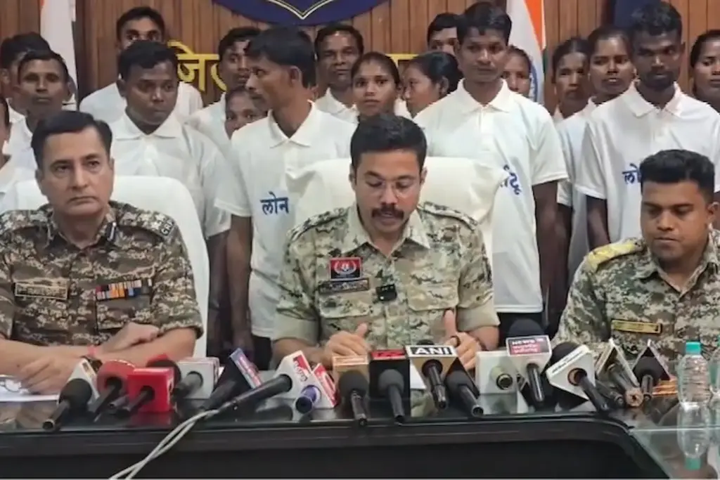 Latest News: Maoists: లొంగిపోయిన 37 మంది మావోయిస్టులు