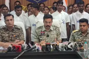 లొంగిపోయిన 37 మంది మావోయిస్టులు