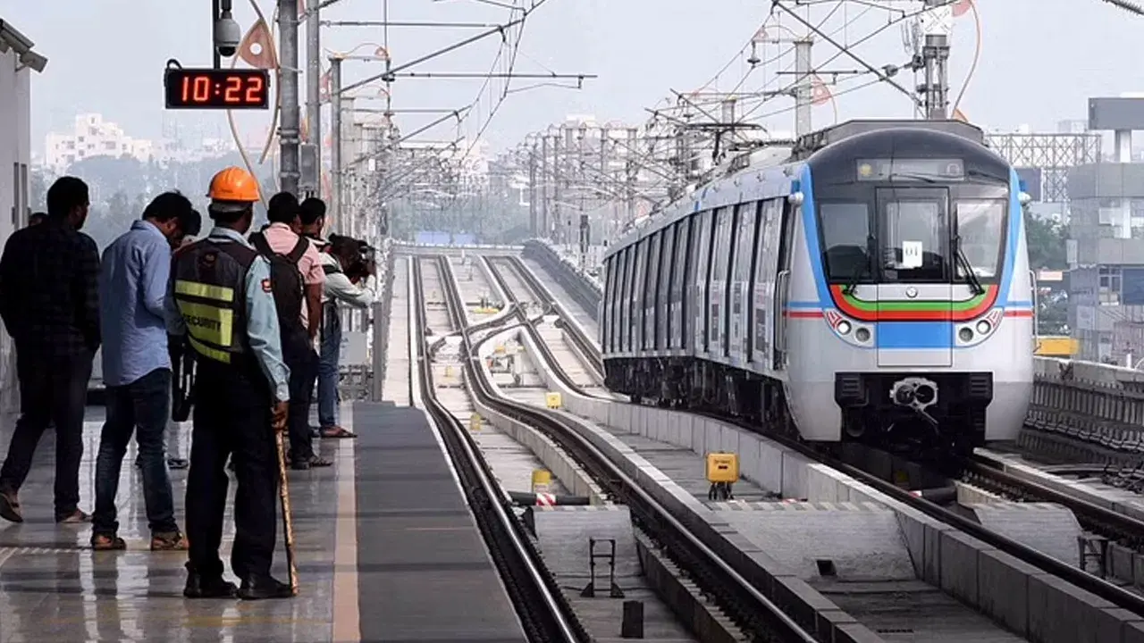 Hyderabad Metro: మెట్రో ప్రయాణికులకు షాక్.. 2 గంటలు దాటితే ఫైన్!