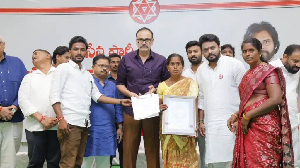 News Telugu: AP: బాధిత కుటుంబాలకు బీమా చెక్కులను పంపిణీ చేసిన నాగబాబు