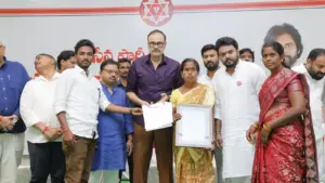 బాధిత కుటుంబాలకు బీమా చెక్కులను పంపిణీ చేసిన నాగబాబు