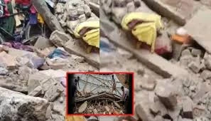 పైకప్పు కూలి ఒకే కుటుంబం ఐదుగురు మృతి