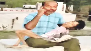 మహబూబ్‌నగర్‌లో పేదరికం దారుణం: తండ్రి భుజాన మృతదేహం