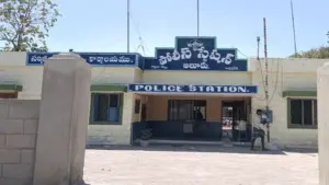 బైక్ ఇవ్వలేదని పోలీస్ జీపునే ఇంటికి తీసుకెళ్లిన మందుబాబు