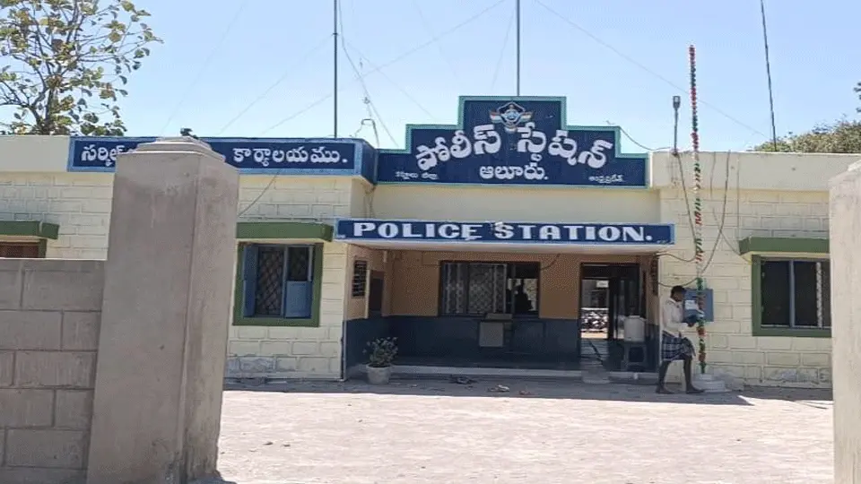 Kurnool: బైక్ ఇవ్వలేదని పోలీస్ జీపునే ఇంటికి తీసుకెళ్లిన మందుబాబు
