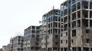 నిర్మాణంలోనే కుంగిన డబుల్ బెడ్రూం తప్పిన ప్రమాదం