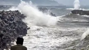 తుఫాను ముప్పు తప్పింది.. అల్పపీడనం దూసుకొస్తోంది