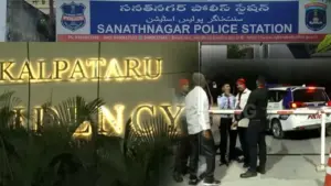 పదో అంతస్తు నుంచి పడి బీటెక్ విద్యార్థిని మృతి