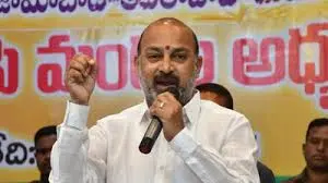 Latest news: Bandi Sanjay: బండి సంజయ్ వివాదాస్పద వ్యాఖ్యలతో రాజకీయ తుఫాన్‌