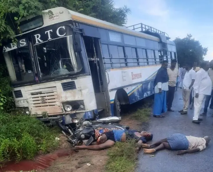 Latest News: Chittoor: చిత్తూరులో రోడ్డు ప్రమాదం: ఇద్దరు స్పాట్ డెడ్