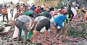 లారీ బోల్తా.. ఉల్లి బస్తాలు ఎత్తుకెళ్లారు!