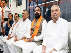 విజయం వైపు దూసుకెళ్తున్న అధికార కూటమి