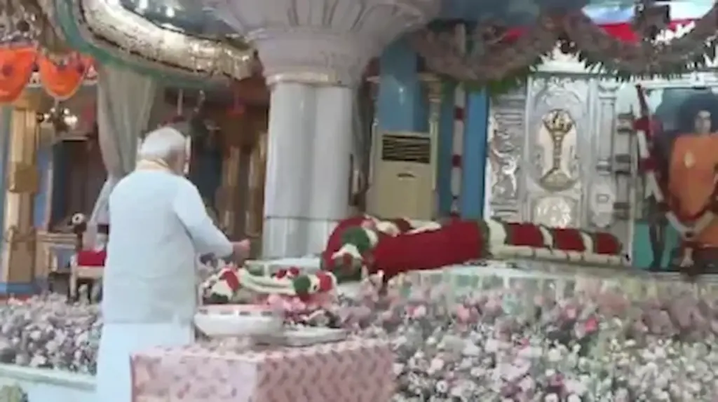 Puttaparthi: PM Modi offers special prayers at Sathya Sai Samadhi