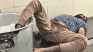 నువ్వేం మనిషివిరా.. మద్యం మత్తులో అన్నం పాత్రలో కాలు