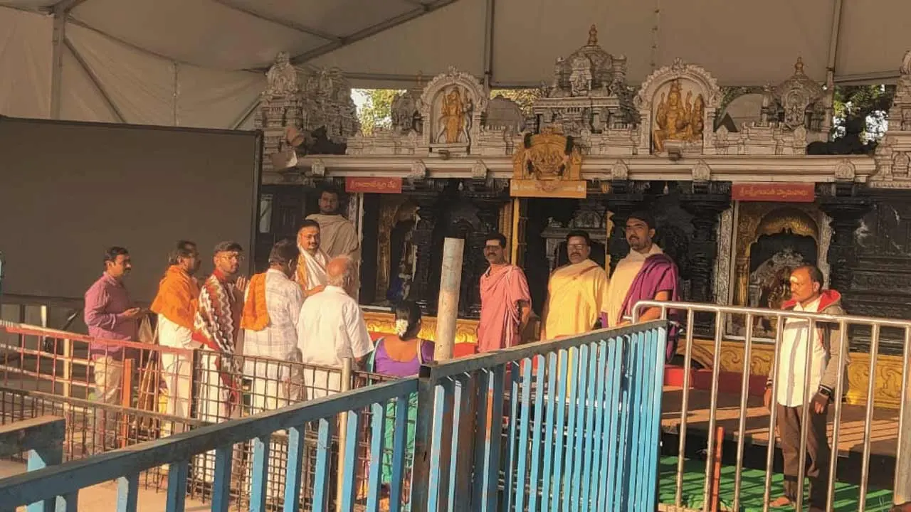 Vemulawada: వేములవాడ రాజన్న ఆలయం మూసివేత.. భక్తుల ఆగ్రహం