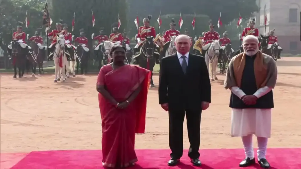 పుతిన్‌కు రాష్ట్రపతి భవన్​లో స్వాగతం పలికిన రాష్ట్రపతి, ప్రధాని మోదీ