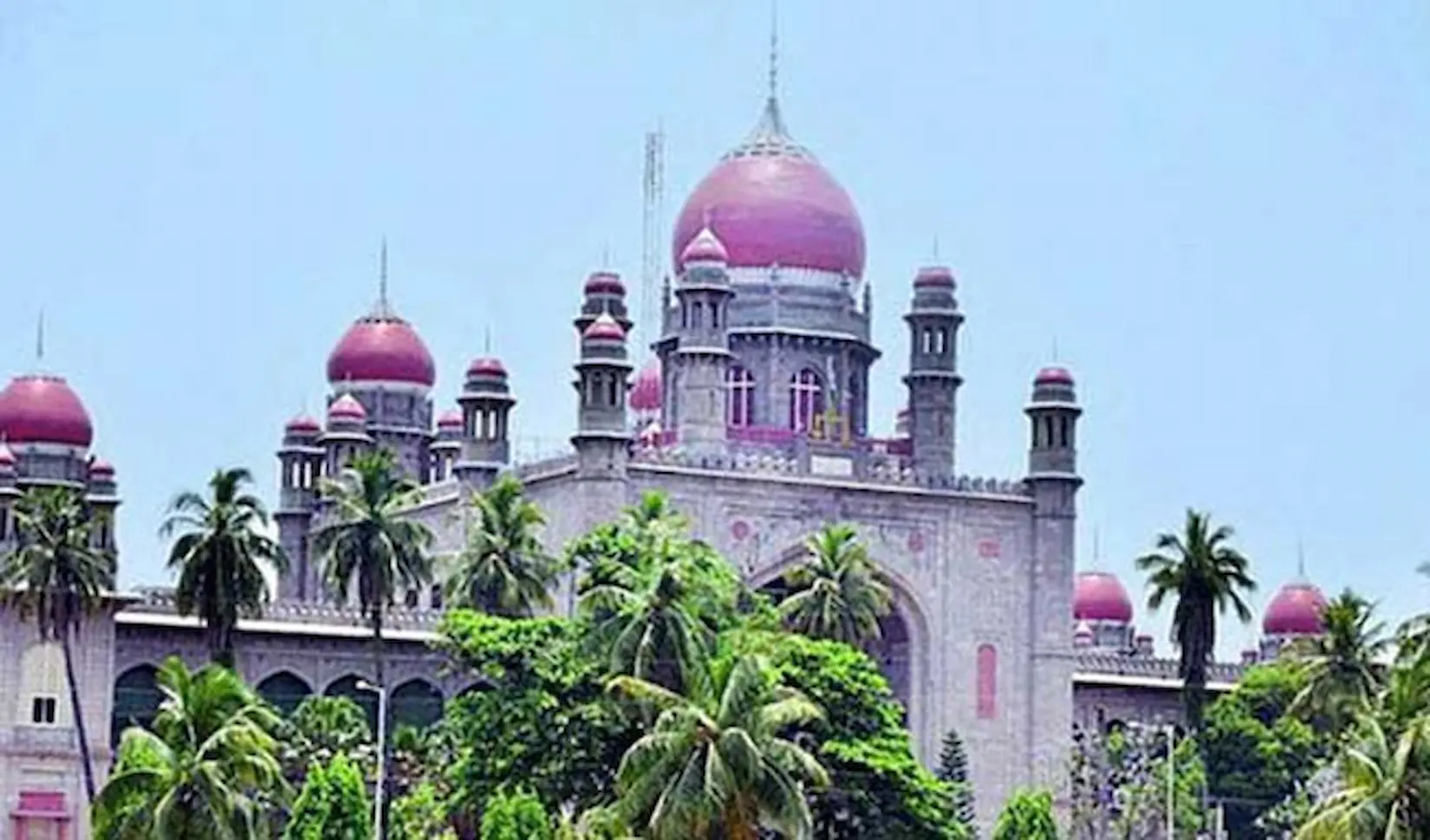 TG High Court: ఇద్దరు ఐఏఎస్ అధికారులకు హైకోర్టు షాక్.. నోటీసులు జారీ