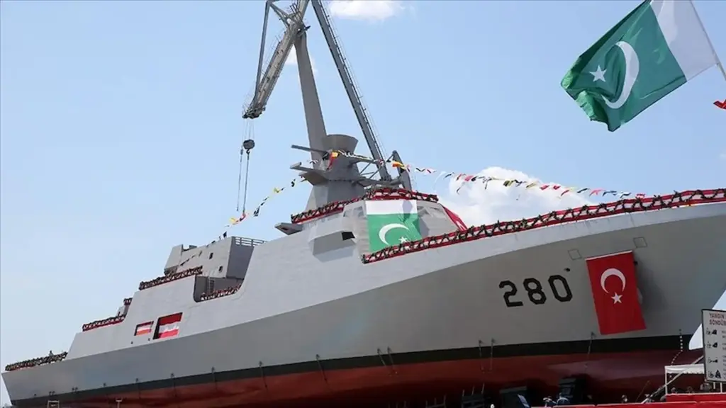 A Pakistani boat causes a stir in the Gujarat sea