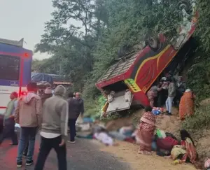 లోయలోపడిన బస్సు.. 8 మంది మృతి