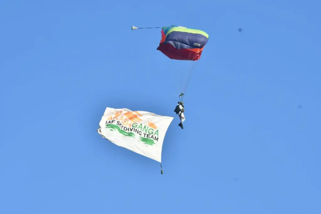 CGP సందర్భంగా కవాతును సమీక్షిస్తున్న CDS జనరల్ అనిల్ చౌహాన్