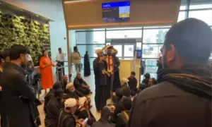 ఎయిర్ పోర్ట్ లో అయ్యప్ప స్వాముల ఆందోళన..