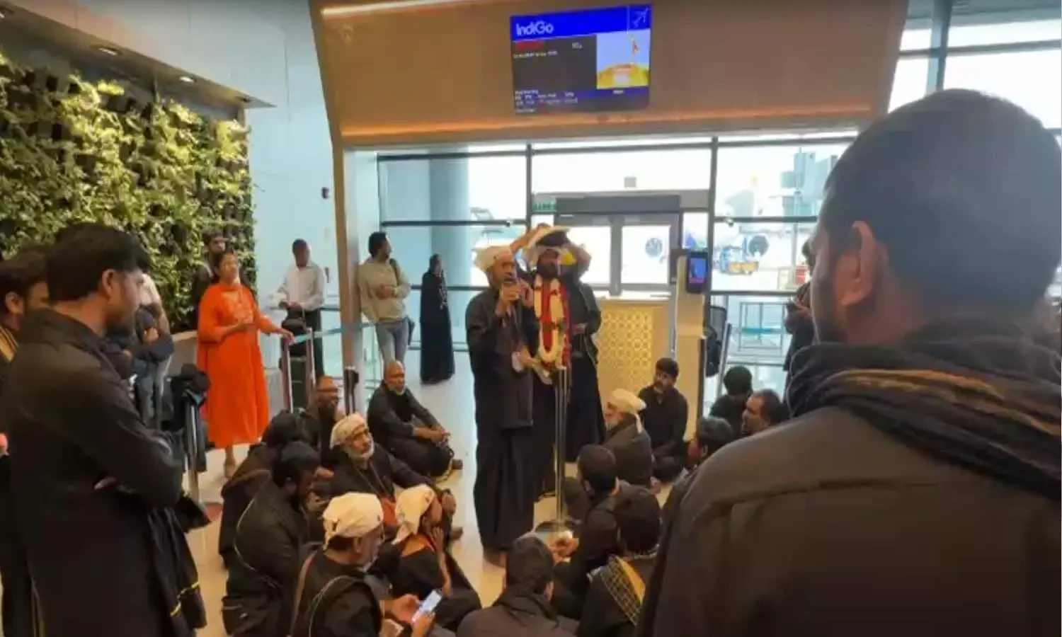 Shamshabad: ఎయిర్ పోర్ట్ లో అయ్యప్ప స్వాముల ఆందోళన..