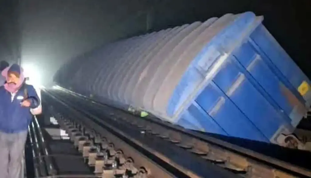 Bihar: Train derailed.. bogies fell from the bridge