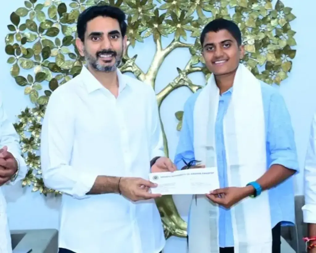 శ్రీచరణికి 2.5 కోట్ల చెక్కును అందచేసిన మంత్రి లోకేష్