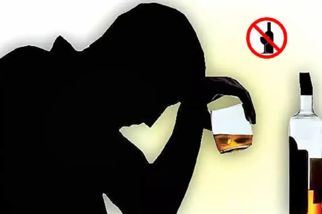 AP Crime: కమలాపురంలో నడి రోడ్డు పై ఓ మందుబాబు హల్ చల్