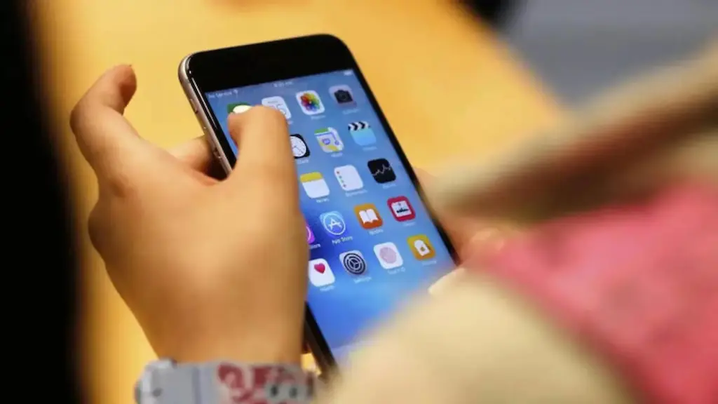 Central govt warns smartphone users