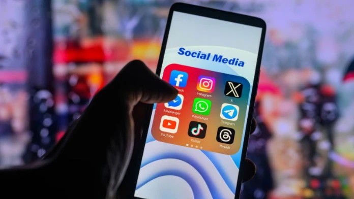 సోషల్ మీడియా విషయంలో మమ్మల్ని అనుసరించాలి