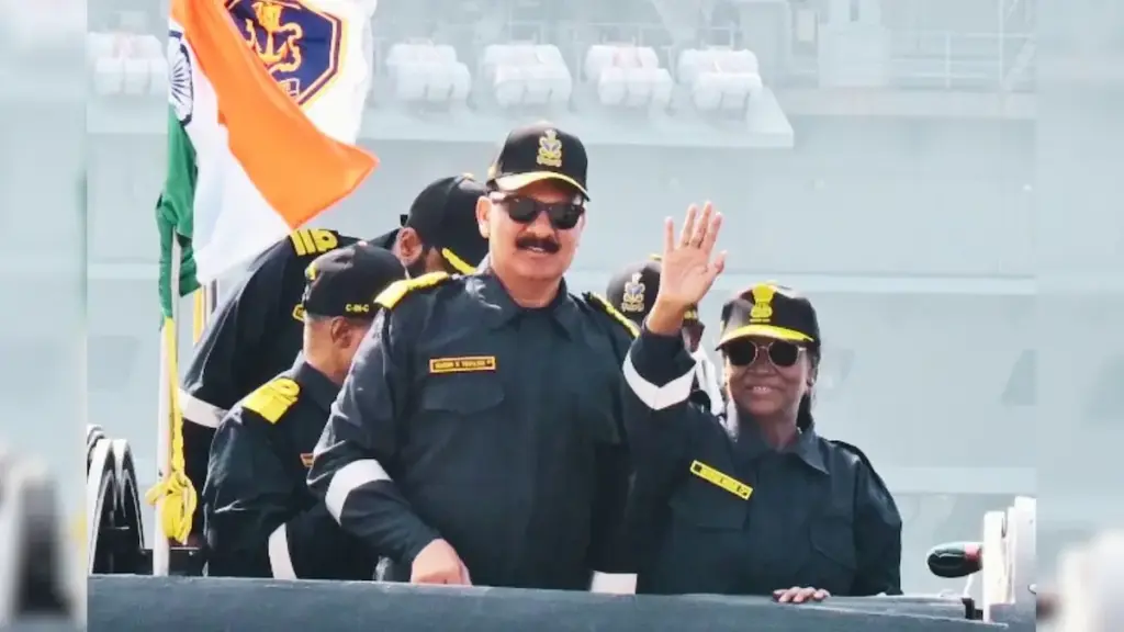 Draupadi Murmu: జలాంతర్గామిలో ప్రయాణించిన రాష్ట్రపతి